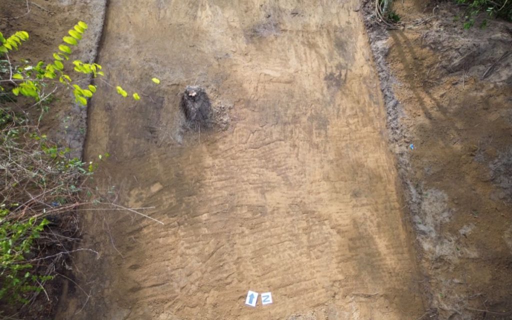 En un esfuerzo conjunto con las familias buscadoras del Colectivo del 16 de Mayo, la Unidad de Búsqueda de Personas dadas por Desaparecidas (UBPD) inició la intervención del predio denominado como 'La Pola', en zona rural de Sabana de Torres, en Santander. Según las investigaciones humanitarias y extrajudicial realizadas por la entidad, en el sitio podrían estar inhumados los 16 cuerpos que aún se encuentran desaparecidos, luego de la masacre ocurrida 16 de mayo de 1998 en Barrancabermeja, también en Santander.