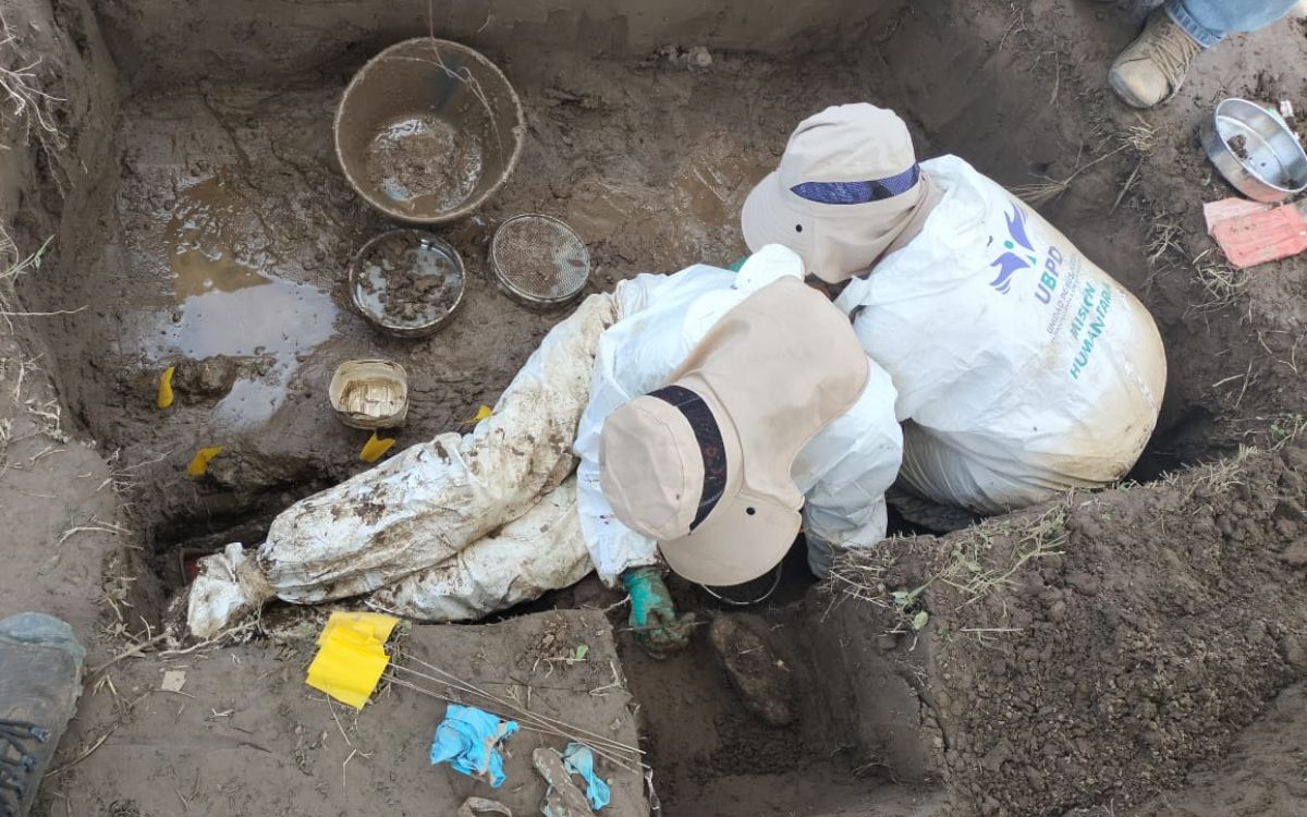 Entre el río y la tierra, cerca del desembarcadero del corregimiento Chapetona, en el sur de Bolívar, emergió el primer fruto de la búsqueda humanitaria y extrajudicial que lidera la Unidad de Búsqueda de Personas dadas por Desaparecidas (UBPD): estructuras óseas que corresponden a un cuerpo humano y que se constituyen en la primera recuperación del Plan Regional de Búsqueda Depresión Momposina.