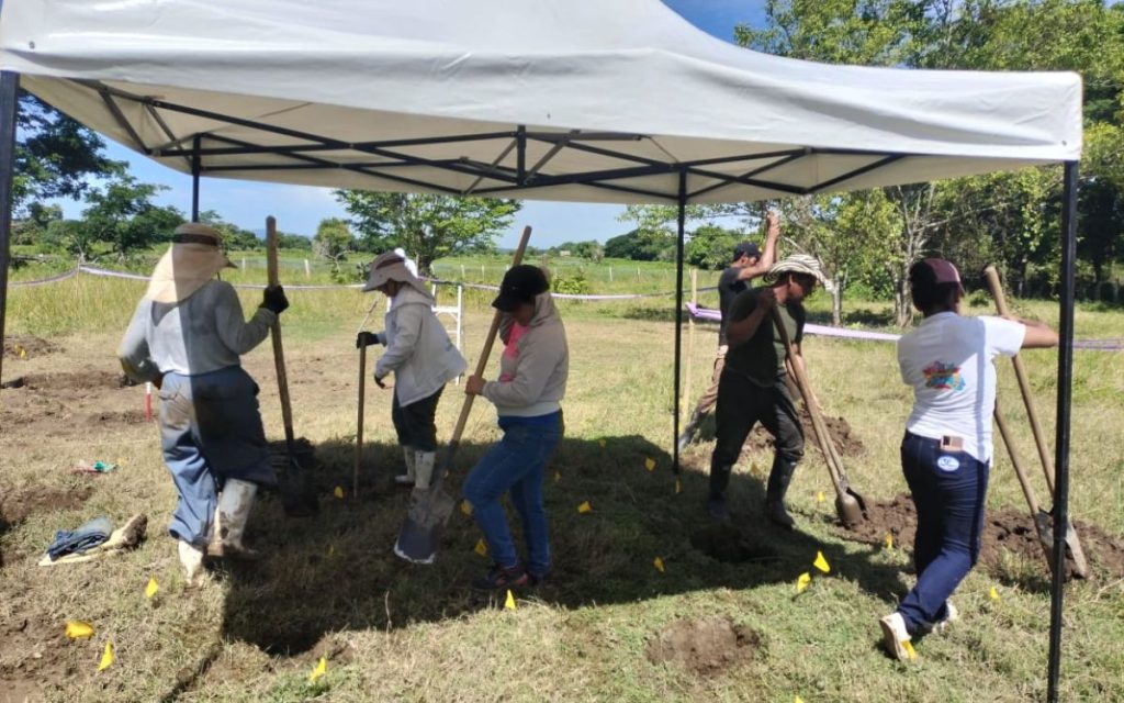 Entre el río y la tierra, cerca del desembarcadero del corregimiento Chapetona, en el sur de Bolívar, emergió el primer fruto de la búsqueda humanitaria y extrajudicial que lidera la Unidad de Búsqueda de Personas dadas por Desaparecidas (UBPD): estructuras óseas que corresponden a un cuerpo humano y que se constituyen en la primera recuperación del Plan Regional de Búsqueda Depresión Momposina.