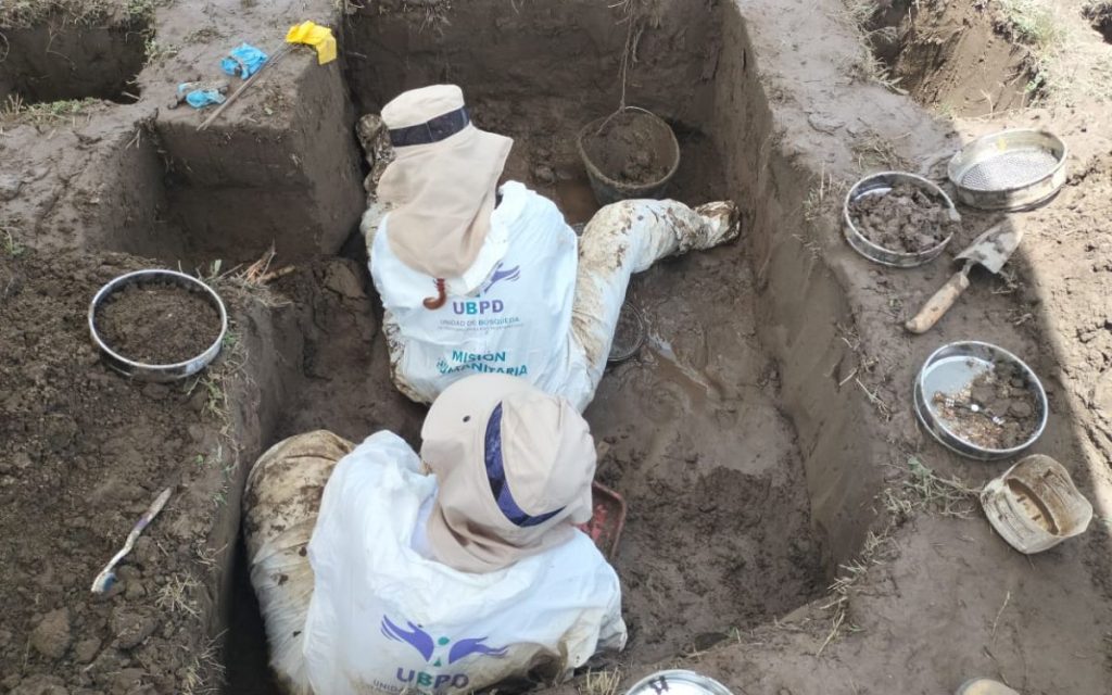 Entre el río y la tierra, cerca del desembarcadero del corregimiento Chapetona, en el sur de Bolívar, emergió el primer fruto de la búsqueda humanitaria y extrajudicial que lidera la Unidad de Búsqueda de Personas dadas por Desaparecidas (UBPD): estructuras óseas que corresponden a un cuerpo humano y que se constituyen en la primera recuperación del Plan Regional de Búsqueda Depresión Momposina.