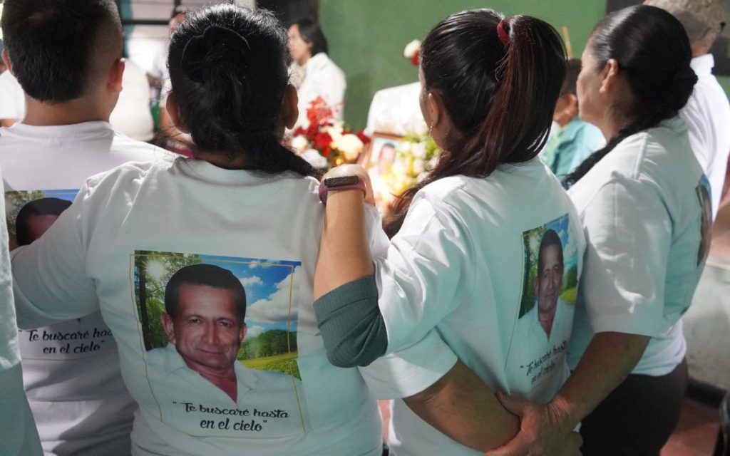 "Mamá, ahí está la guambisa* verde de mi papá", expresó con fuerza y emoción Gilberto al ver como entre la tierra se empezaban a ver prendas de vestir y demás elementos que llevaba su padre el día que fue desaparecido. La guambisa era una especie de mochila elaborada con fibra en la que el señor Gilberto González acostumbraba llevar la sal para el ganado. "13 años y 2 días esperando este día", comentó su hijo.
