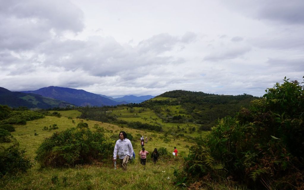"Mamá, ahí está la guambisa* verde de mi papá", expresó con fuerza y emoción Gilberto al ver como entre la tierra se empezaban a ver prendas de vestir y demás elementos que llevaba su padre el día que fue desaparecido. La guambisa era una especie de mochila elaborada con fibra en la que el señor Gilberto González acostumbraba llevar la sal para el ganado. "13 años y 2 días esperando este día", comentó su hijo.