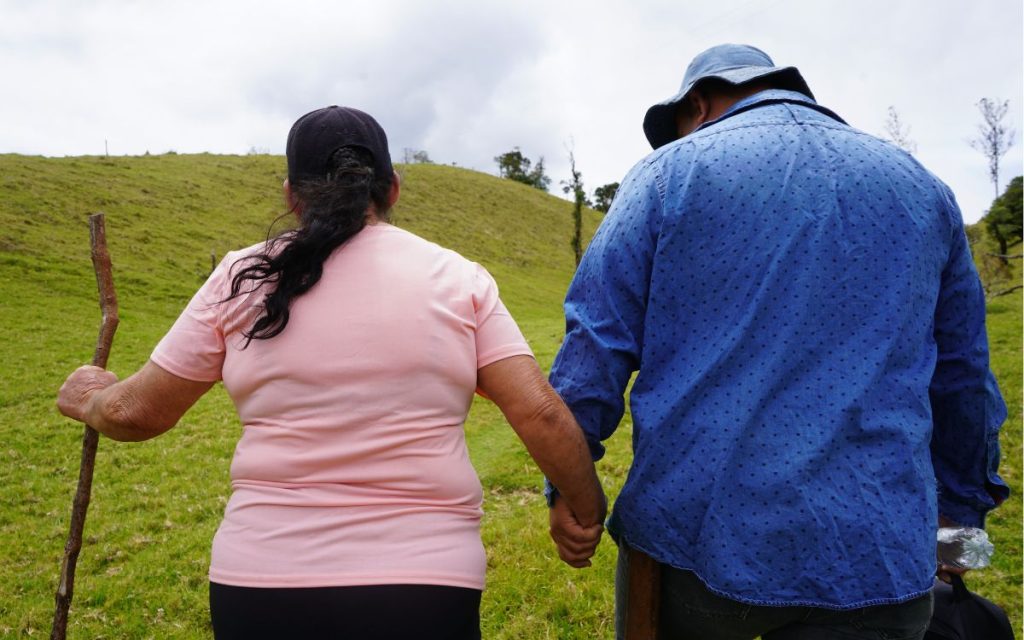 "Mamá, ahí está la guambisa* verde de mi papá", expresó con fuerza y emoción Gilberto al ver como entre la tierra se empezaban a ver prendas de vestir y demás elementos que llevaba su padre el día que fue desaparecido. La guambisa era una especie de mochila elaborada con fibra en la que el señor Gilberto González acostumbraba llevar la sal para el ganado. "13 años y 2 días esperando este día", comentó su hijo.