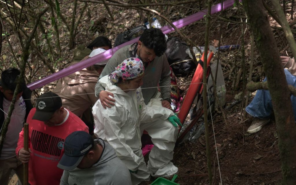 "Mamá, ahí está la guambisa* verde de mi papá", expresó con fuerza y emoción Gilberto al ver como entre la tierra se empezaban a ver prendas de vestir y demás elementos que llevaba su padre el día que fue desaparecido. La guambisa era una especie de mochila elaborada con fibra en la que el señor Gilberto González acostumbraba llevar la sal para el ganado. "13 años y 2 días esperando este día", comentó su hijo.