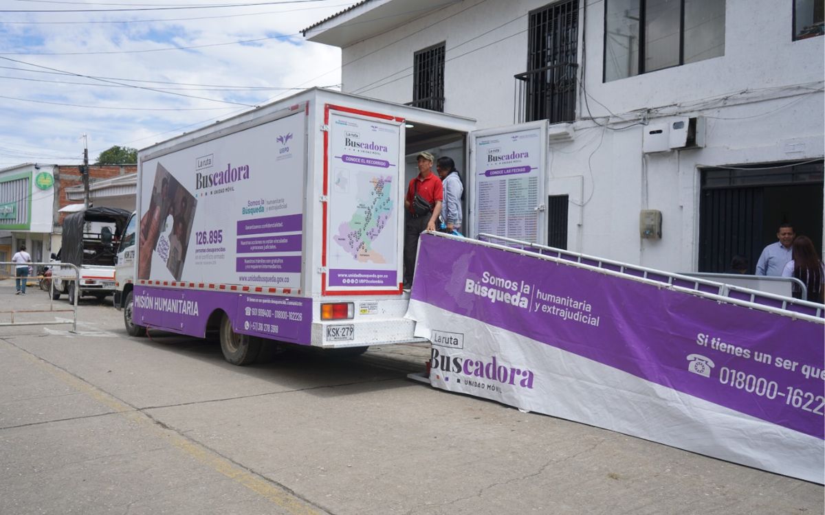 Desde el municipio de Mercaderes, la Unidad de Búsqueda de Personas dadas por Desaparecidas (UBPD) inició su recorrido en el Cauca con la La Ruta Buscadora, una unidad móvil que durante el segundo semestre del 2025 recorrerá, en dos fases, 15 departamentos y 119 municipios del suroccidente y norte del país, con el fin de llegar a territorios donde la entidad no tiene presencia permanente para contribuir a la búsqueda de las más de 126.000 personas desaparecidas que ha dejado el conflicto armado en Colombia y aliviar el dolor de sus familias, que durante años han esperado respuestas.