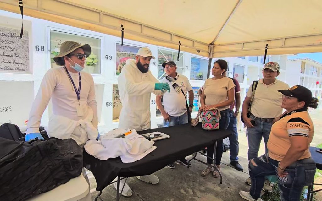 En una intervención cargada de esperanza, la Unidad de Búsqueda de Personas Dadas por Desaparecidas (UBPD) logró la recuperación de cuatro cuerpos en el Cementerio Central de Aguachica, en el Cesar. Esta es la segunda intervención que se realiza en este camposanto, como parte del Plan Regional de Búsqueda del Sur de Cesar, una estrategia que busca dar respuestas a las familias que aún esperan noticias de sus seres queridos.
