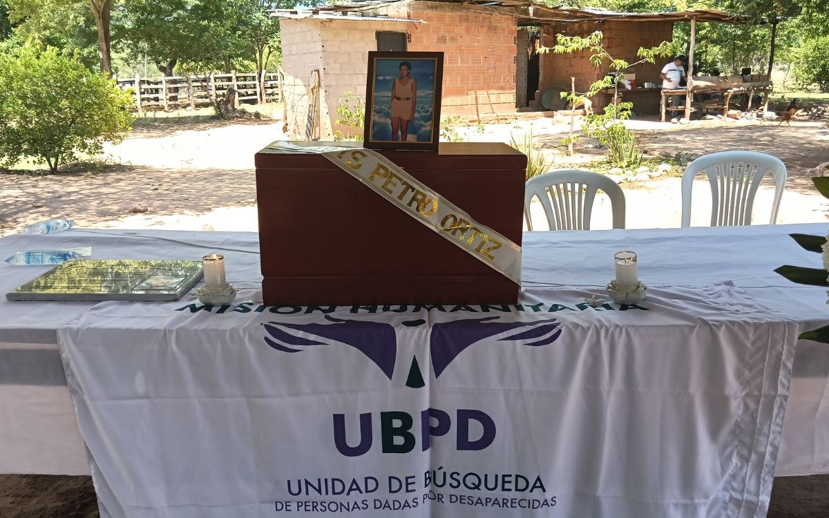 El cuerpo de María del Pilar regresó a la vereda donde vivió su niñez y adolescencia, bajo el amor de su familia. Fue inhumado en una bóveda del cementerio del municipio de Agustín Codazzi, en el Cesar, según las creencias, usos y costumbres familiares, en medio de lágrimas y sosiego. Esta entrega digna fue llevada a cabo por la Unidad de Búsqueda de Personas dadas por Desaparecidas (UBPD), junto con excombatientes y firmantes de los Acuerdos de Paz, miembros de la Corporación Humanitaria Reencuentros, luego de una ceremonia realizada en una vereda del municipio de San Diego, al norte del Cesar.