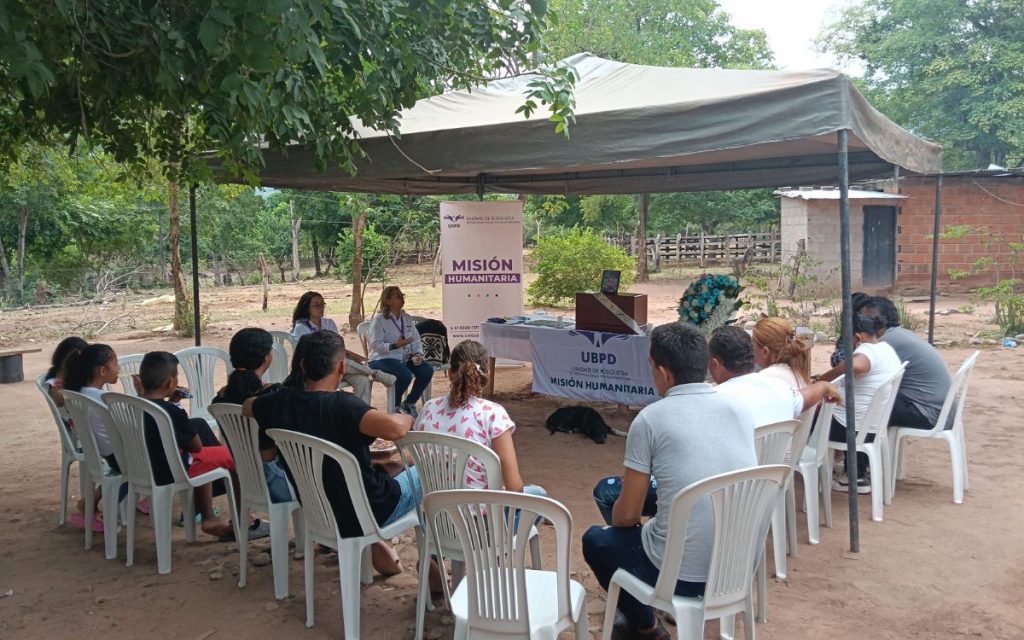 El cuerpo de María del Pilar regresó a la vereda donde vivió su niñez y adolescencia, bajo el amor de su familia. Fue inhumado en una bóveda del cementerio del municipio de Agustín Codazzi, en el Cesar, según las creencias, usos y costumbres familiares, en medio de lágrimas y sosiego. Esta entrega digna fue llevada a cabo por la Unidad de Búsqueda de Personas dadas por Desaparecidas (UBPD), junto con excombatientes y firmantes de los Acuerdos de Paz, miembros de la Corporación Humanitaria Reencuentros, luego de una ceremonia realizada en una vereda del municipio de San Diego, al norte del Cesar.