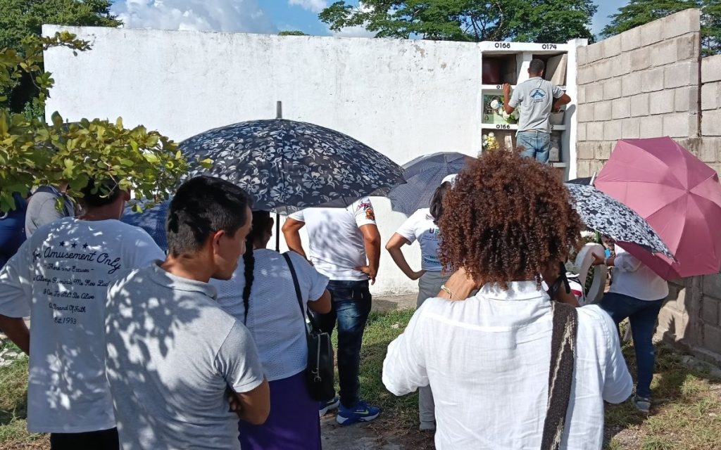 El cuerpo de María del Pilar regresó a la vereda donde vivió su niñez y adolescencia, bajo el amor de su familia. Fue inhumado en una bóveda del cementerio del municipio de Agustín Codazzi, en el Cesar, según las creencias, usos y costumbres familiares, en medio de lágrimas y sosiego. Esta entrega digna fue llevada a cabo por la Unidad de Búsqueda de Personas dadas por Desaparecidas (UBPD), junto con excombatientes y firmantes de los Acuerdos de Paz, miembros de la Corporación Humanitaria Reencuentros, luego de una ceremonia realizada en una vereda del municipio de San Diego, al norte del Cesar.