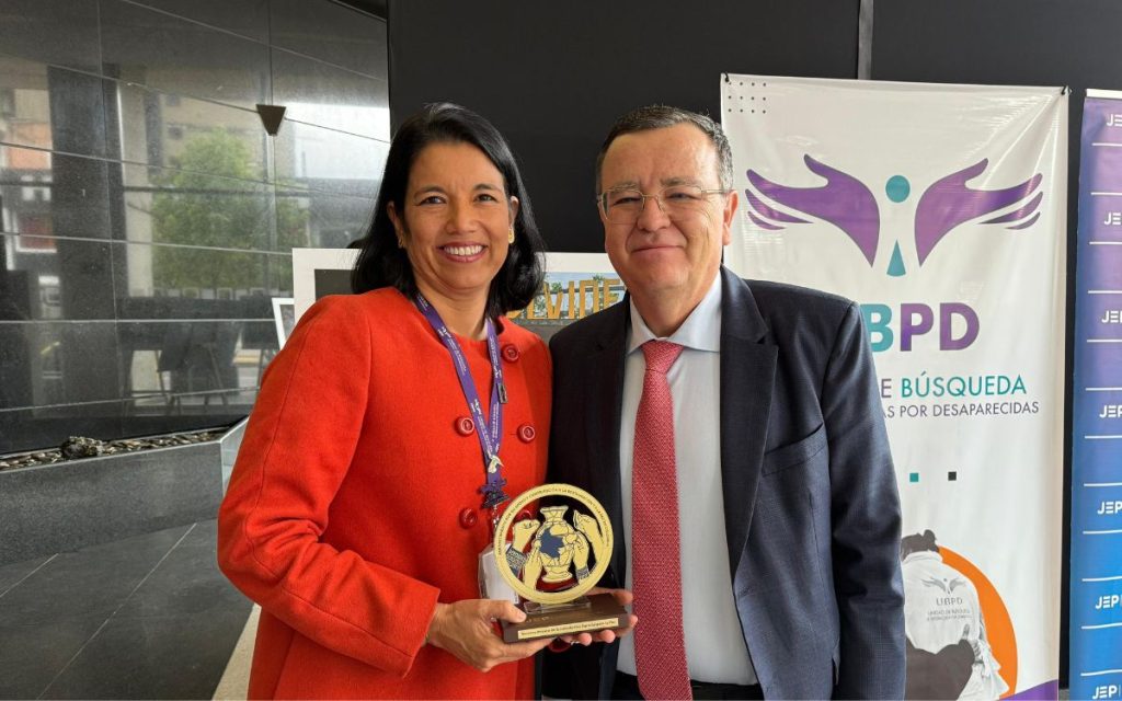 ¿Qué tiene que pasar para encontrar a una persona desaparecida? De eso trata 'El camino de la búsqueda', una exposición fotográfica que reúne imágenes capturadas por fotógrafos y fotógrafas de la Unidad de Búsqueda de Personas dadas por Desaparecidas (UBPD) durante más de ocho años. La muestra, que se exhibe en la sede de la Jurisdicción Especial para la Paz (JEP) en Bogotá hasta el 16 de septiembre, retrata el arduo y constante trabajo que implica encontrar a las personas desaparecidas en Colombia.