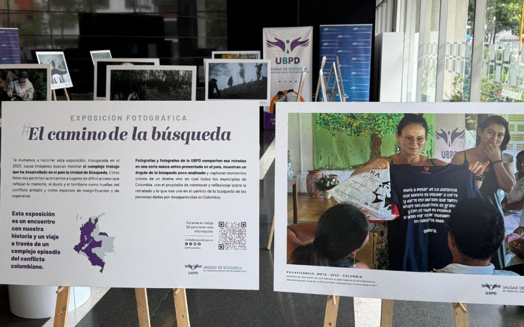 ¿Qué tiene que pasar para encontrar a una persona desaparecida? De eso trata 'El camino de la búsqueda', una exposición fotográfica que reúne imágenes capturadas por fotógrafos y fotógrafas de la Unidad de Búsqueda de Personas dadas por Desaparecidas (UBPD) durante más de ocho años. La muestra, que se exhibe en la sede de la Jurisdicción Especial para la Paz (JEP) en Bogotá hasta el 16 de septiembre, retrata el arduo y constante trabajo que implica encontrar a las personas desaparecidas en Colombia.