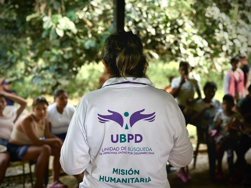 En San José de Guaviare, la Unidad de Búsqueda de Personas dadas por Desaparecidas (UBPD) visitó los resguardos de Caño Negro y Cachivera de Nare. Allí se reunió con comunidades indígenas que desde hace años esperan noticias de quienes desaparecieron en medio del conflicto armado. Ese acercamiento se enmarca en el principio humanitario de la búsqueda: reconocer y encontrar a quienes faltan, sin distinción de origen étnico.
