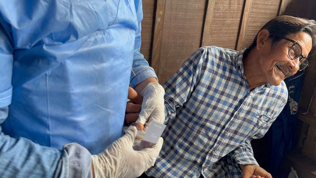 En San José de Guaviare, la Unidad de Búsqueda de Personas dadas por Desaparecidas (UBPD) visitó los resguardos de Caño Negro y Cachivera de Nare. Allí se reunió con comunidades indígenas que desde hace años esperan noticias de quienes desaparecieron en medio del conflicto armado. Ese acercamiento se enmarca en el principio humanitario de la búsqueda: reconocer y encontrar a quienes faltan, sin distinción de origen étnico.