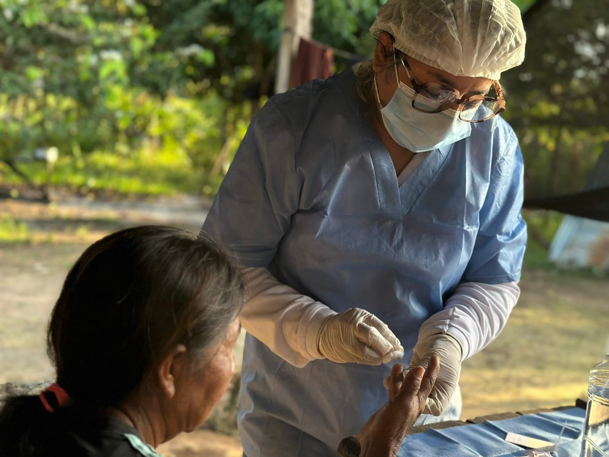 En San José de Guaviare, la Unidad de Búsqueda de Personas dadas por Desaparecidas (UBPD) visitó los resguardos de Caño Negro y Cachivera de Nare. Allí se reunió con comunidades indígenas que desde hace años esperan noticias de quienes desaparecieron en medio del conflicto armado. Ese acercamiento se enmarca en el principio humanitario de la búsqueda: reconocer y encontrar a quienes faltan, sin distinción de origen étnico.