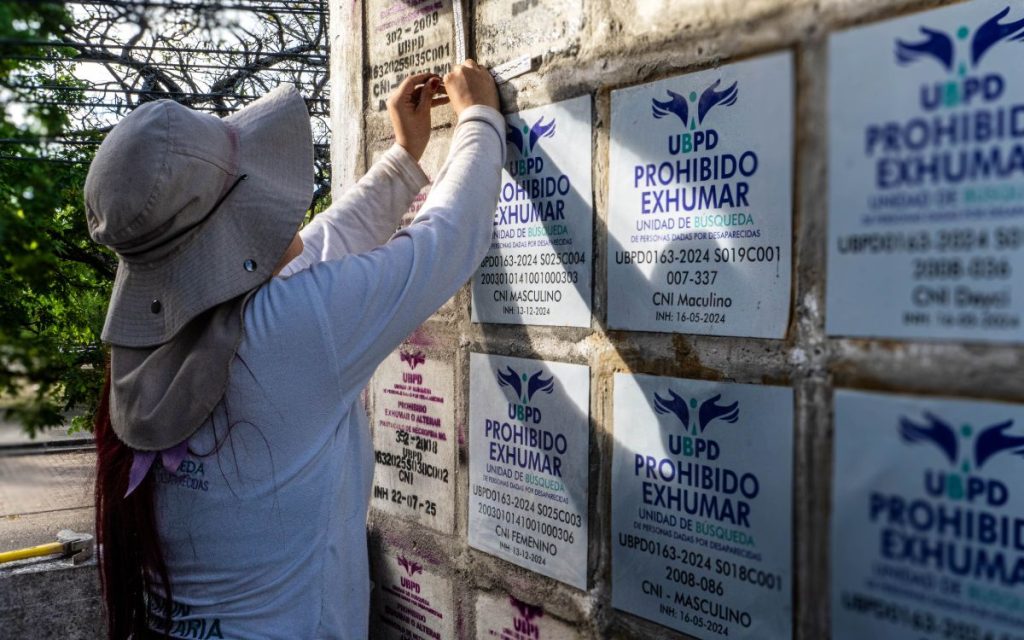 El Cementerio Central de Neiva guarda la esperanza de cientos de familias que un día perdieron el rastro de sus seres queridos. Dejaron de verlos, de escucharlos, pero nunca de recordarlos ni de buscarlos. Con la recuperación de 25 cuerpos que podrían corresponder a personas dadas por desaparecidas en este camposanto, la Unidad de Búsqueda de Personas dadas por Desaparecidas (UBPD) enciende una luz que busca contribuir con el alivio del sufrimiento de quienes les buscan.