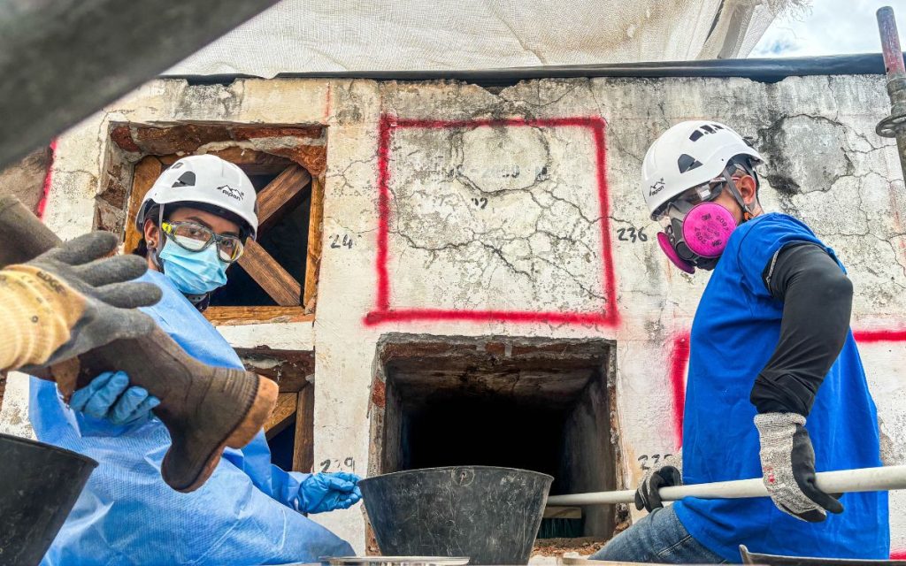 El Cementerio Central de Neiva guarda la esperanza de cientos de familias que un día perdieron el rastro de sus seres queridos. Dejaron de verlos, de escucharlos, pero nunca de recordarlos ni de buscarlos. Con la recuperación de 25 cuerpos que podrían corresponder a personas dadas por desaparecidas en este camposanto, la Unidad de Búsqueda de Personas dadas por Desaparecidas (UBPD) enciende una luz que busca contribuir con el alivio del sufrimiento de quienes les buscan.