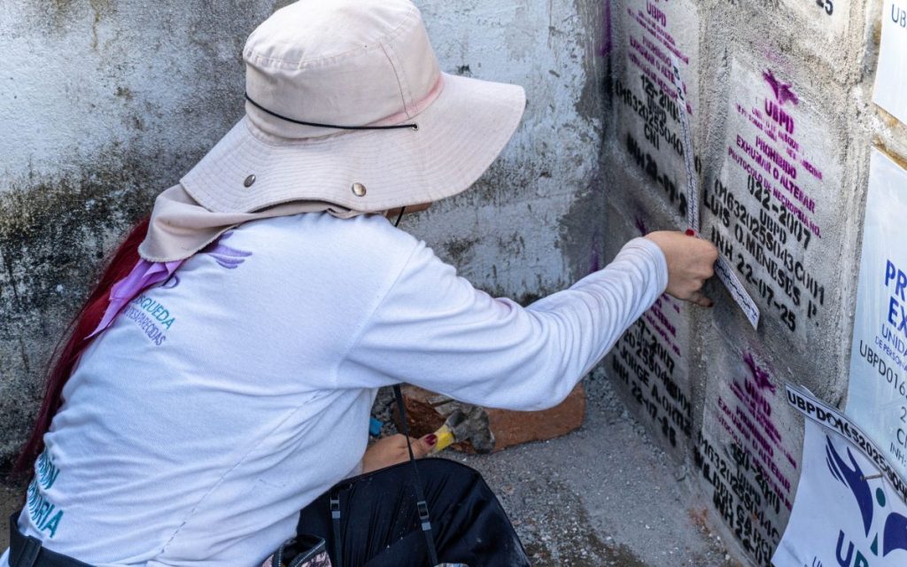 El Cementerio Central de Neiva guarda la esperanza de cientos de familias que un día perdieron el rastro de sus seres queridos. Dejaron de verlos, de escucharlos, pero nunca de recordarlos ni de buscarlos. Con la recuperación de 25 cuerpos que podrían corresponder a personas dadas por desaparecidas en este camposanto, la Unidad de Búsqueda de Personas dadas por Desaparecidas (UBPD) enciende una luz que busca contribuir con el alivio del sufrimiento de quienes les buscan.