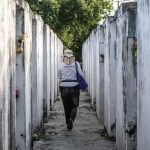 El Cementerio Central de Neiva guarda la esperanza de cientos de familias que un día perdieron el rastro de sus seres queridos. Dejaron de verlos, de escucharlos, pero nunca de recordarlos ni de buscarlos. Con la recuperación de 25 cuerpos que podrían corresponder a personas dadas por desaparecidas en este camposanto, la Unidad de Búsqueda de Personas dadas por Desaparecidas (UBPD) enciende una luz que busca contribuir con el alivio del sufrimiento de quienes les buscan.