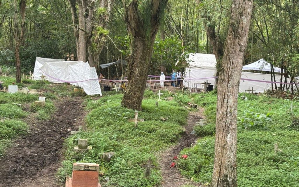 Así como crece, año tras año, la espesa vegetación en el clausurado cementerio San Antonio de Padua del municipio de Pitalito, en el Huila, también crece la esperanza de decenas de familias que anhelan encontrar, entre las profundidades de la tierra, respuestas sobre el paradero de sus seres queridos desaparecidos, esto en el marco de la nueva intervención técnica forense que adelanta allí la Unidad de Búsqueda de Personas dadas por Desaparecidas (UBPD) entre el 19 y el 29 de agosto.