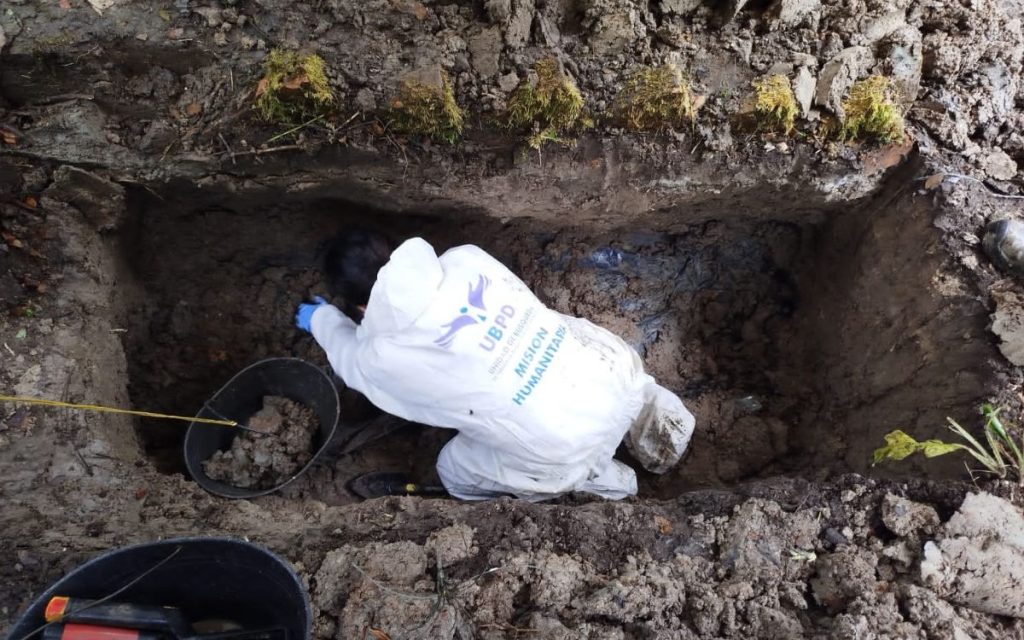 Así como crece, año tras año, la espesa vegetación en el clausurado cementerio San Antonio de Padua del municipio de Pitalito, en el Huila, también crece la esperanza de decenas de familias que anhelan encontrar, entre las profundidades de la tierra, respuestas sobre el paradero de sus seres queridos desaparecidos, esto en el marco de la nueva intervención técnica forense que adelanta allí la Unidad de Búsqueda de Personas dadas por Desaparecidas (UBPD) entre el 19 y el 29 de agosto.