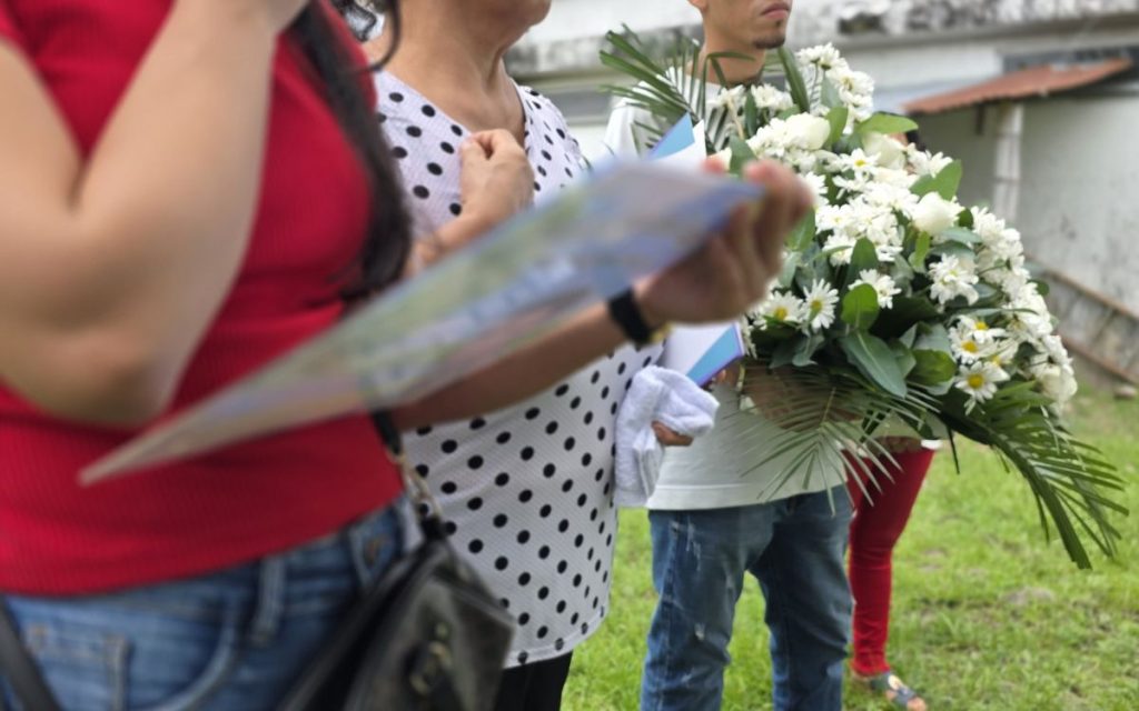 La Unidad de Búsqueda de Personas dadas por Desaparecidas (UBPD), en un trabajo articulado con la Jurisdicción Especial para la Paz (JEP) y el Instituto Nacional de Medicina Legal y Ciencias Forenses (INMLCF), realizó en Villavicencio, en el Meta, la entrega digna del cuerpo de Juan*, en un acto humanitario que cerró un ciclo de incertidumbre para una familia tras más de 33 años de espera. 