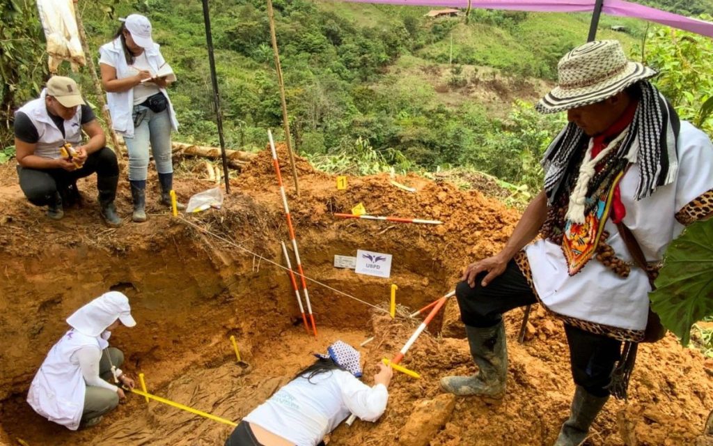 En Nariño avanza la búsqueda de personas dadas por desaparecidas gracias a la implementación del Protocolo V de la Mesa para la Co-construcción de Paz Territorial con Comuneros del Sur. Por primera vez, en julio de 2025, este instrumento fue aplicado en el resguardo indígena Awá El Sande, logrando documentar cinco fosas a campo abierto y un antiguo campamento de guerra que podrían albergar los restos de, al menos, 15 personas desaparecidas entre 1999 y 2009.