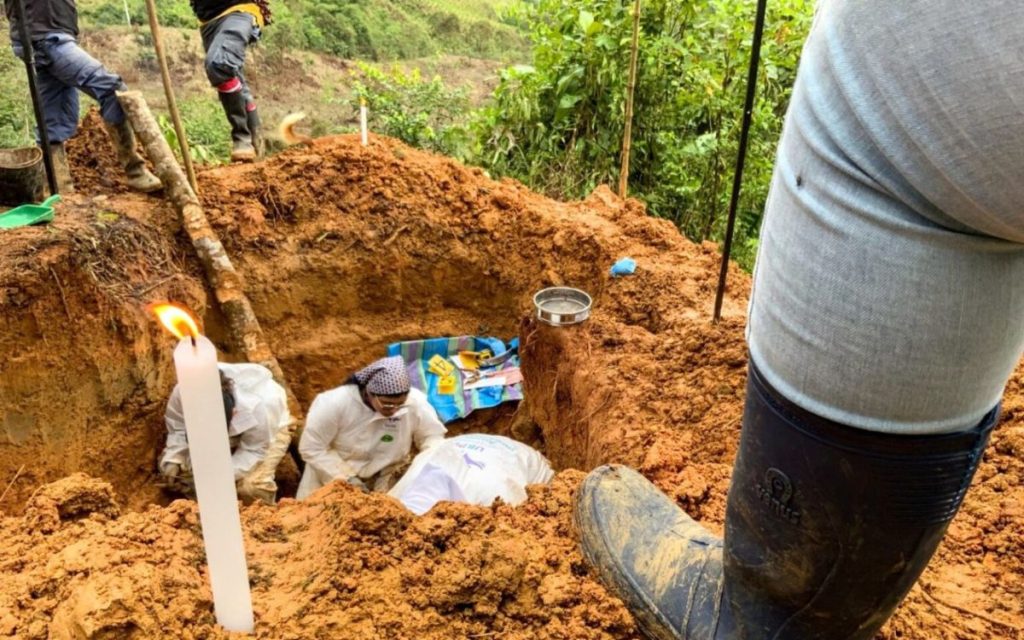 En Nariño avanza la búsqueda de personas dadas por desaparecidas gracias a la implementación del Protocolo V de la Mesa para la Co-construcción de Paz Territorial con Comuneros del Sur. Por primera vez, en julio de 2025, este instrumento fue aplicado en el resguardo indígena Awá El Sande, logrando documentar cinco fosas a campo abierto y un antiguo campamento de guerra que podrían albergar los restos de, al menos, 15 personas desaparecidas entre 1999 y 2009.