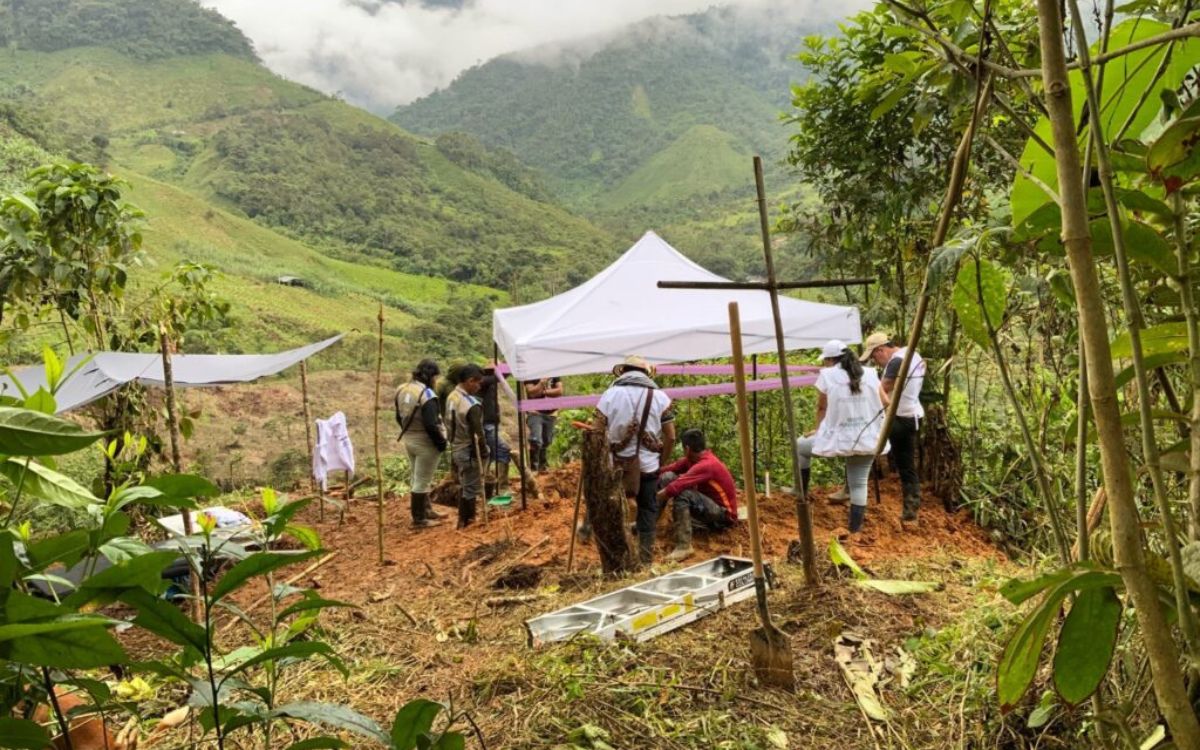 En Nariño avanza la búsqueda de personas dadas por desaparecidas gracias a la implementación del Protocolo V de la Mesa para la Co-construcción de Paz Territorial con Comuneros del Sur. Por primera vez, en julio de 2025, este instrumento fue aplicado en el resguardo indígena Awá El Sande, logrando documentar cinco fosas a campo abierto y un antiguo campamento de guerra que podrían albergar los restos de, al menos, 15 personas desaparecidas entre 1999 y 2009.