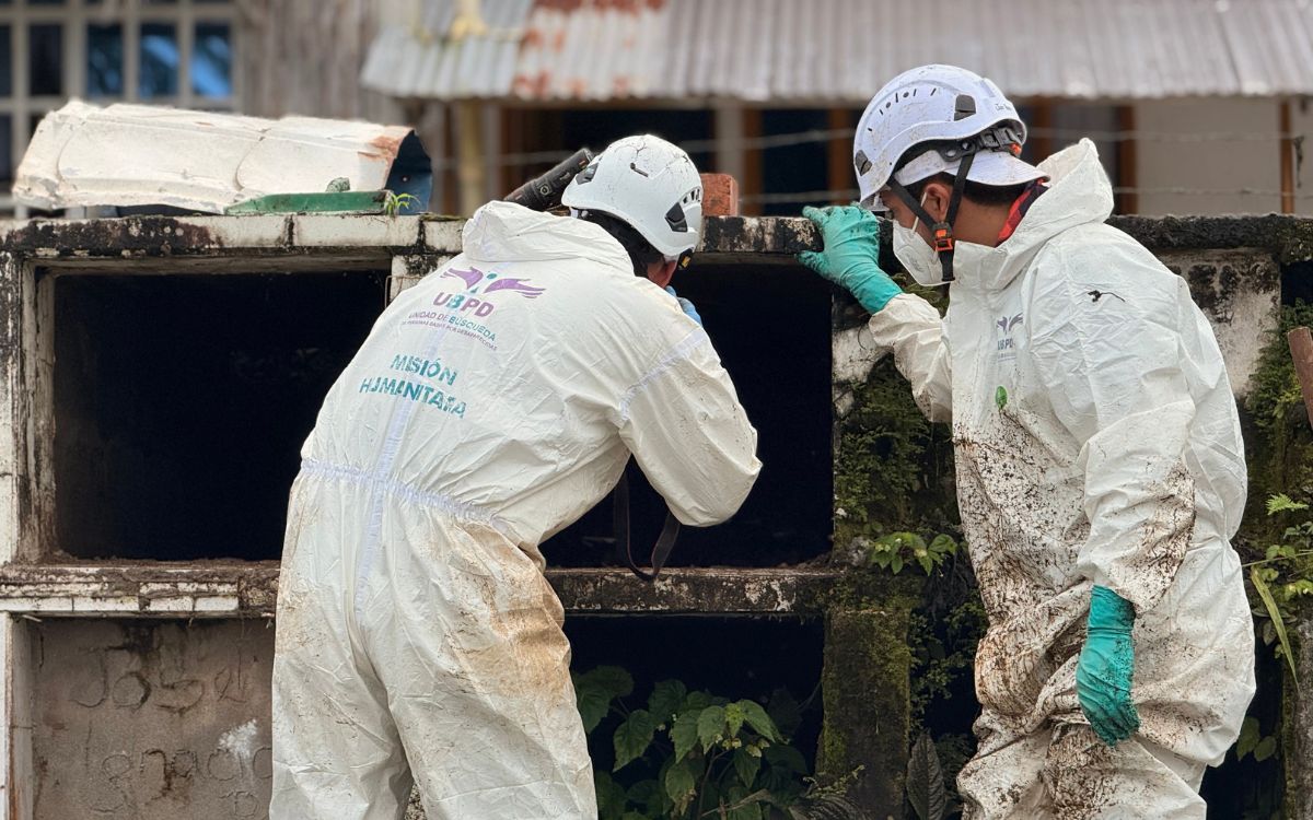 Habló con sepultureros, religiosas, docentes y vecinos que la recordaban. Todo apuntaba a que su madre había sido enterrada en el cementerio Jardines de Paz de Puerto Asís, en el Putumayo. Y como no tenía certeza del lugar exacto, decidió acercarse a la Unidad de Búsqueda de Personas dadas por Desaparecidas (UBPD) para comenzar su proceso y recibir el acompañamiento estatal en la búsqueda de respuestas.