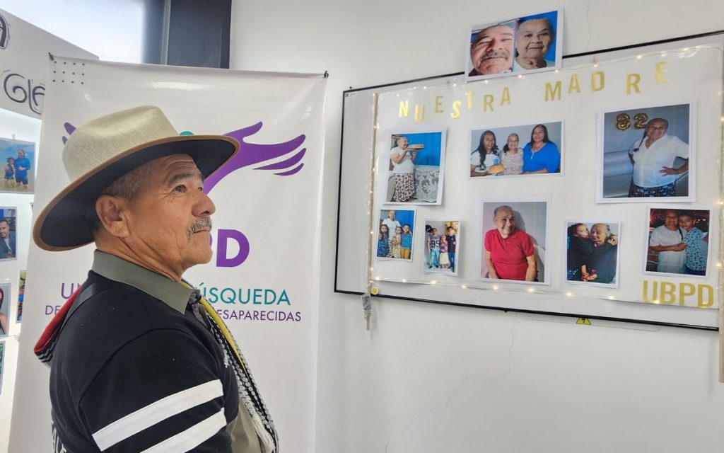 Algunos aseguran no creer en los presentimientos o en ese pálpito del argot popular. Sin embargo, las hermanas Luz Gladys y Luz Nely relatan que, al escuchar por primera vez la voz de Marly Losada Romero, funcionaria de la Unidad de Búsqueda de Personas dadas por Desaparecidas (UBPD), algo vibró dentro de ellas y sospecharon que esta vez sería diferente. Por su parte, Marly se estremeció al conocer la historia de esta familia buscadora de siete seres queridos: cinco hermanos, una hermana y su padre.