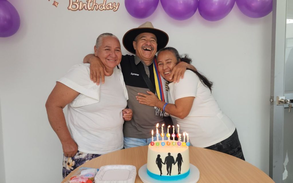 Algunos aseguran no creer en los presentimientos o en ese pálpito del argot popular. Sin embargo, las hermanas Luz Gladys y Luz Nely relatan que, al escuchar por primera vez la voz de Marly Losada Romero, funcionaria de la Unidad de Búsqueda de Personas dadas por Desaparecidas (UBPD), algo vibró dentro de ellas y sospecharon que esta vez sería diferente. Por su parte, Marly se estremeció al conocer la historia de esta familia buscadora de siete seres queridos: cinco hermanos, una hermana y su padre.