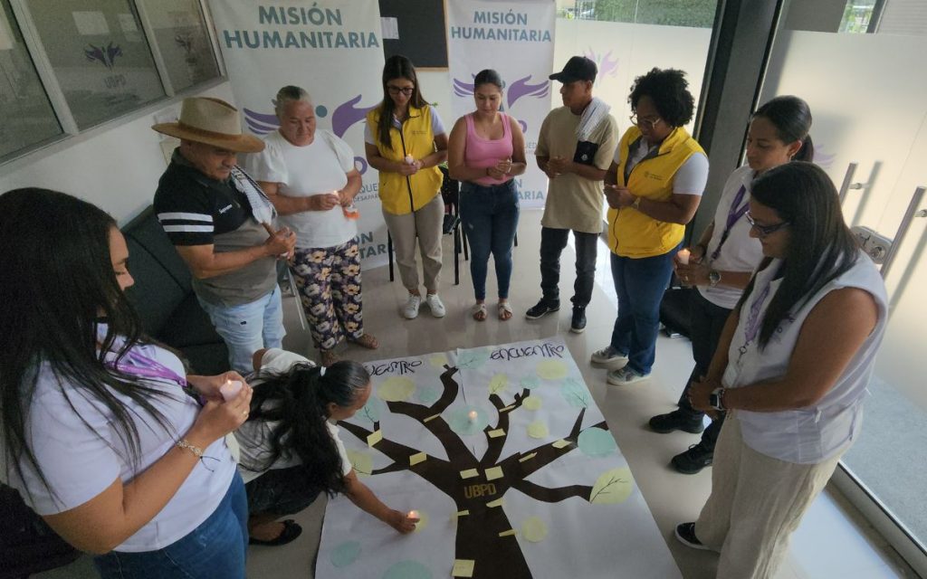 Algunos aseguran no creer en los presentimientos o en ese pálpito del argot popular. Sin embargo, las hermanas Luz Gladys y Luz Nely relatan que, al escuchar por primera vez la voz de Marly Losada Romero, funcionaria de la Unidad de Búsqueda de Personas dadas por Desaparecidas (UBPD), algo vibró dentro de ellas y sospecharon que esta vez sería diferente. Por su parte, Marly se estremeció al conocer la historia de esta familia buscadora de siete seres queridos: cinco hermanos, una hermana y su padre.