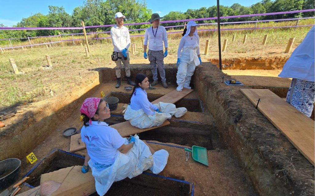 El silencio del cementerio La Resurrección fue interrumpido durante tres semanas por pasos cuidadosos, voces solidarias y herramientas que, más que remover tierra, escarbaron décadas de ausencia. En la zona 6 - etapa 1 de este camposanto, la Unidad de Búsqueda de Personas Dadas por Desaparecidas (UBPD) llevó a cabo su novena intervención humanitaria donde recuperó 31 cuerpos, con lo que ascienden a 55 el número de recuperaciones en este lugar.