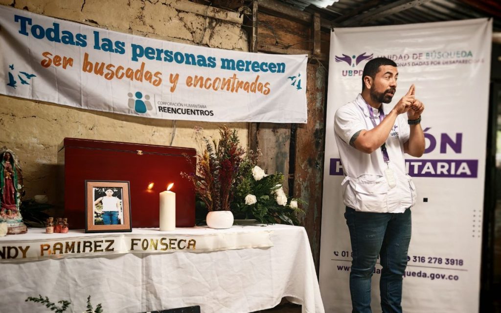 Amilandy Ramírez vivía en zona rural de Planadas, en el Tolima, y tenía solo 14 años cuando ingresó en el 2007 a un grupo armado. Su familia no volvió a saber de ella. Dos años después de su desaparición, la Fiscalía General de la Nación recuperó un cuerpo de una fosa clandestina de Chaparral. De sus estructuras óseas fue extraído material genético (ADN) que ingresó al Banco de Perfiles Genéticos de Desaparecidos. Sin embargo, no se encontró ninguna coincidencia. El cuerpo permaneció sin identificar durante más de una década. 