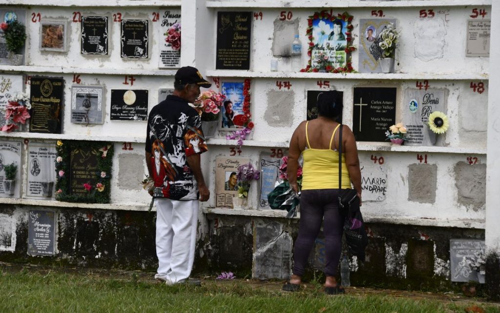 Amilandy Ramírez vivía en zona rural de Planadas, en el Tolima, y tenía solo 14 años cuando ingresó en el 2007 a un grupo armado. Su familia no volvió a saber de ella. Dos años después de su desaparición, la Fiscalía General de la Nación recuperó un cuerpo de una fosa clandestina de Chaparral. De sus estructuras óseas fue extraído material genético (ADN) que ingresó al Banco de Perfiles Genéticos de Desaparecidos. Sin embargo, no se encontró ninguna coincidencia. El cuerpo permaneció sin identificar durante más de una década. 
