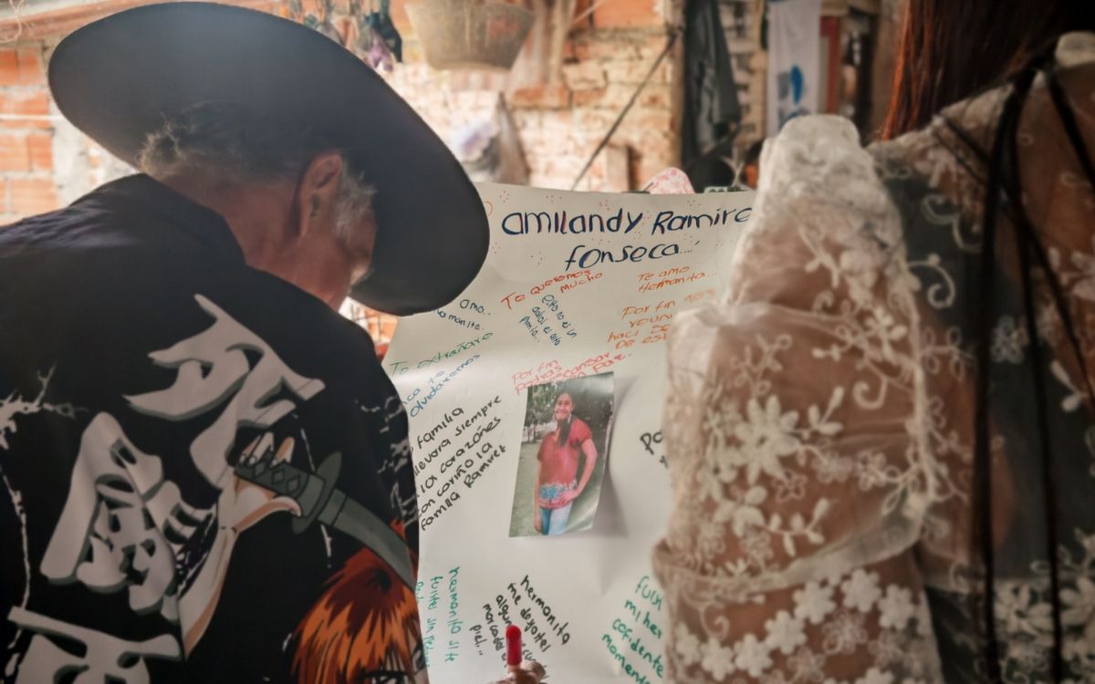 Amilandy Ramírez vivía en zona rural de Planadas, en el Tolima, y tenía solo 14 años cuando ingresó en el 2007 a un grupo armado. Su familia no volvió a saber de ella. Dos años después de su desaparición, la Fiscalía General de la Nación recuperó un cuerpo de una fosa clandestina de Chaparral. De sus estructuras óseas fue extraído material genético (ADN) que ingresó al Banco de Perfiles Genéticos de Desaparecidos. Sin embargo, no se encontró ninguna coincidencia. El cuerpo permaneció sin identificar durante más de una década. 