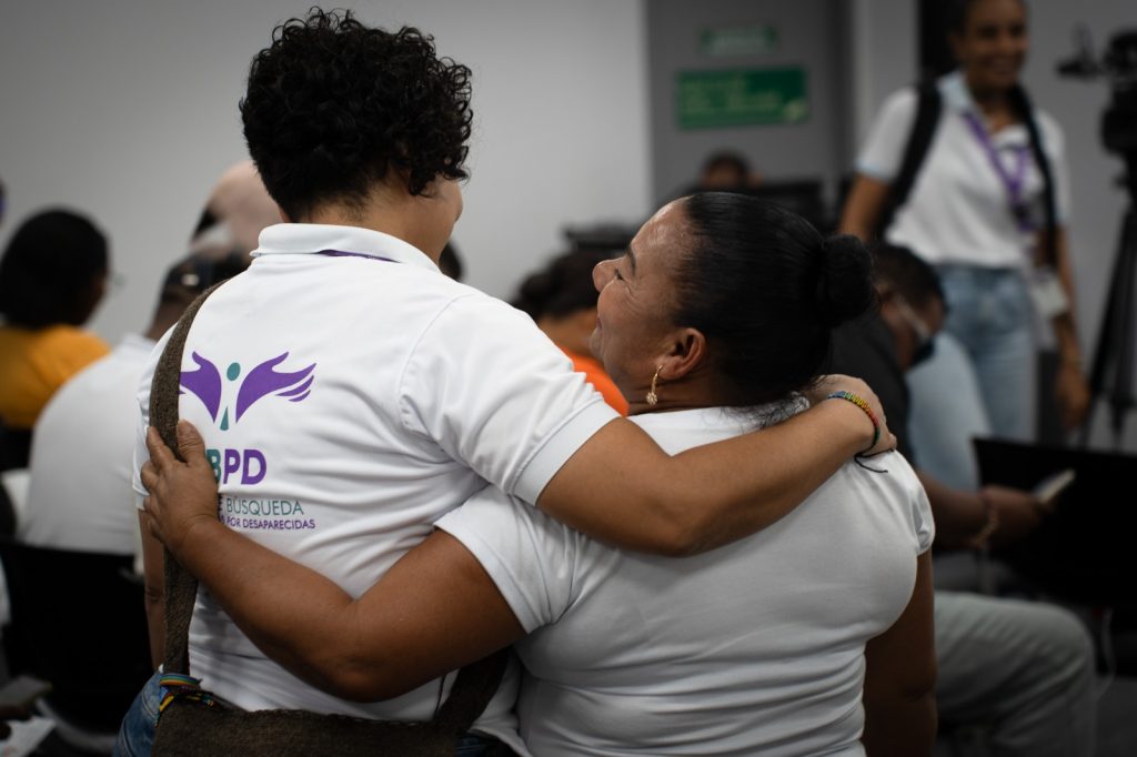 "Él estaba haciendo una piecita para traer a una muchacha a vivir con él y lo llamaron unos amigos de la calle. Salió y me dijo: "Ahorita vengo", pero no volvió", relata Marula Guaca, hermana de un joven desaparecido en 1997 en San José de Apartadó, uno de los municipios del Urabá antioqueño. Veintiocho años después, la Unidad de Búsqueda de Personas dadas por Desaparecidas (UBPD) recuperó un cuerpo en esa misma zona, con botas pantaneras, un pantalón oscuro, una camisa y un anillo, elementos coincidentes con la descripción de su hermano.