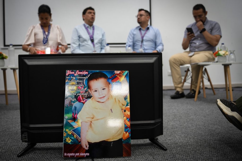 "Él estaba haciendo una piecita para traer a una muchacha a vivir con él y lo llamaron unos amigos de la calle. Salió y me dijo: "Ahorita vengo", pero no volvió", relata Marula Guaca, hermana de un joven desaparecido en 1997 en San José de Apartadó, uno de los municipios del Urabá antioqueño. Veintiocho años después, la Unidad de Búsqueda de Personas dadas por Desaparecidas (UBPD) recuperó un cuerpo en esa misma zona, con botas pantaneras, un pantalón oscuro, una camisa y un anillo, elementos coincidentes con la descripción de su hermano.