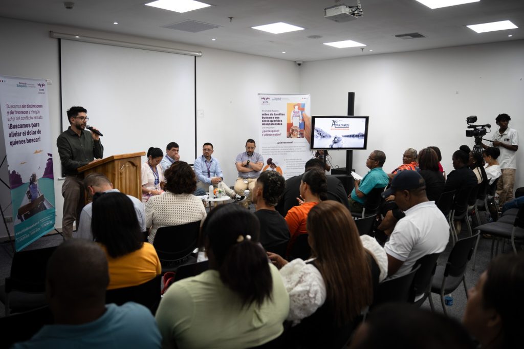 "Él estaba haciendo una piecita para traer a una muchacha a vivir con él y lo llamaron unos amigos de la calle. Salió y me dijo: "Ahorita vengo", pero no volvió", relata Marula Guaca, hermana de un joven desaparecido en 1997 en San José de Apartadó, uno de los municipios del Urabá antioqueño. Veintiocho años después, la Unidad de Búsqueda de Personas dadas por Desaparecidas (UBPD) recuperó un cuerpo en esa misma zona, con botas pantaneras, un pantalón oscuro, una camisa y un anillo, elementos coincidentes con la descripción de su hermano.