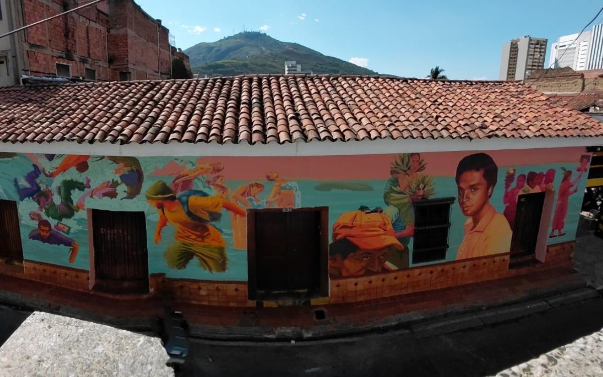 La muralista Eliana 'Rito sin sermones' y el artistia Carlos Arce pintaron en una de las calles de Cali el rostro de Marino Escobar, un homenaje a la víctimas de la desaparición en la ciudad.