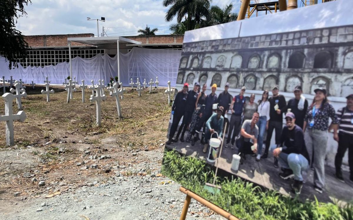 El Cementerio Central de Palmira está dividido en dos: un espacio convencional, al que acuden las familias del municipio para visitar a sus seres queridos fallecidos; y otro separado de las visitas frecuentes, conocido como 'El patio del olvido', un jardín apartado donde por años se inhumaron cuerpos sin identificar o personas fallecidas en el contexto del conflicto armado, que no fueron reclamadas por sus familiares.