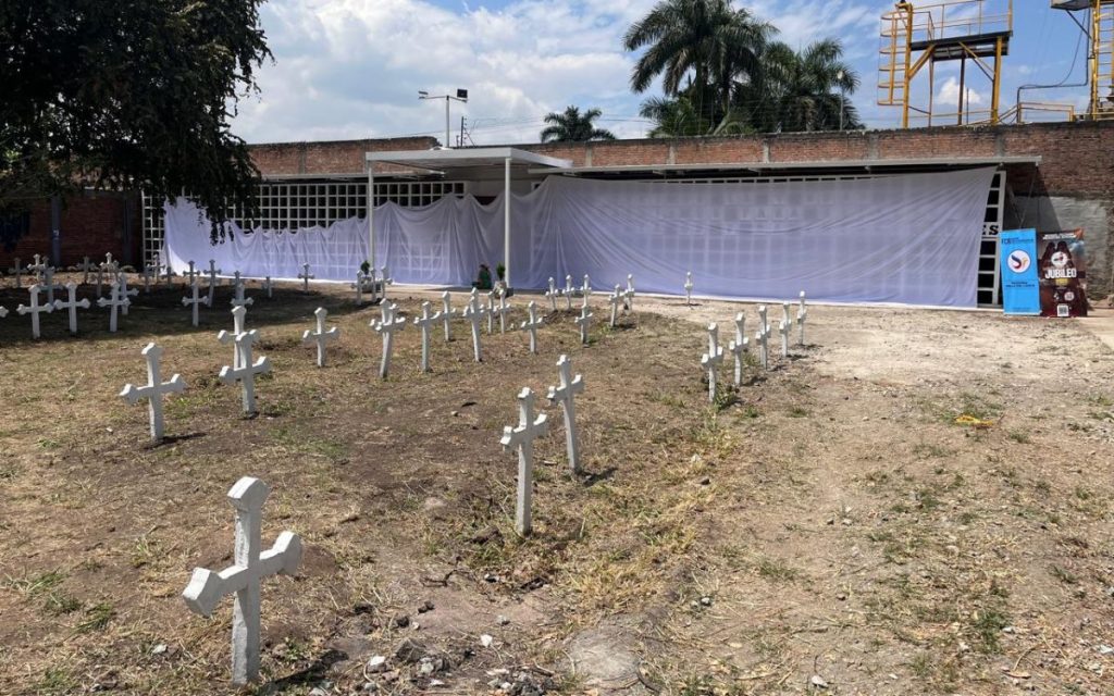 El Cementerio Central de Palmira está dividido en dos: un espacio convencional, al que acuden las familias del municipio para visitar a sus seres queridos fallecidos; y otro separado de las visitas frecuentes, conocido como 'El patio del olvido', un jardín apartado donde por años se inhumaron cuerpos sin identificar o personas fallecidas en el contexto del conflicto armado, que no fueron reclamadas por sus familiares.