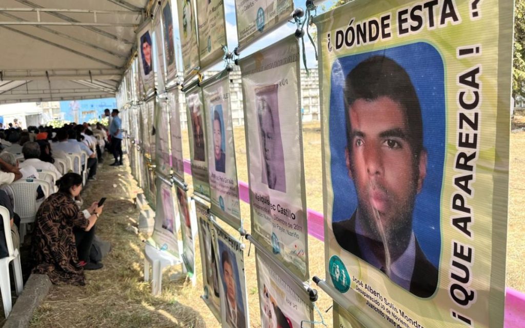 El Cementerio Central de Palmira está dividido en dos: un espacio convencional, al que acuden las familias del municipio para visitar a sus seres queridos fallecidos; y otro separado de las visitas frecuentes, conocido como 'El patio del olvido', un jardín apartado donde por años se inhumaron cuerpos sin identificar o personas fallecidas en el contexto del conflicto armado, que no fueron reclamadas por sus familiares.