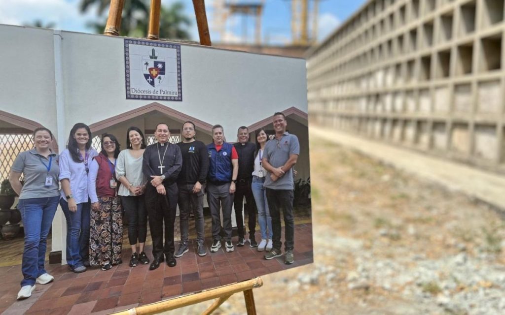 El Cementerio Central de Palmira está dividido en dos: un espacio convencional, al que acuden las familias del municipio para visitar a sus seres queridos fallecidos; y otro separado de las visitas frecuentes, conocido como 'El patio del olvido', un jardín apartado donde por años se inhumaron cuerpos sin identificar o personas fallecidas en el contexto del conflicto armado, que no fueron reclamadas por sus familiares.