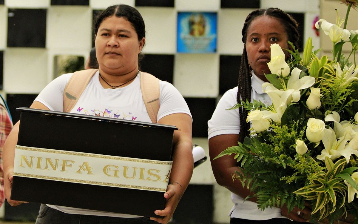 Corría el 2011 y Sandra Patricia Torres Guisao estudiaba enfermería en Bogotá. Bajo el frío de la ciudad, cada semana esperaba la llamada de Ninfa Guisao Manco, su madre, quien vivía en el Chocó. Pero en abril de ese año, Sandra perdió el contacto con su mamá y aunque viajó hasta el noroccidente de Colombia para buscarla, no pudo encontrarla.