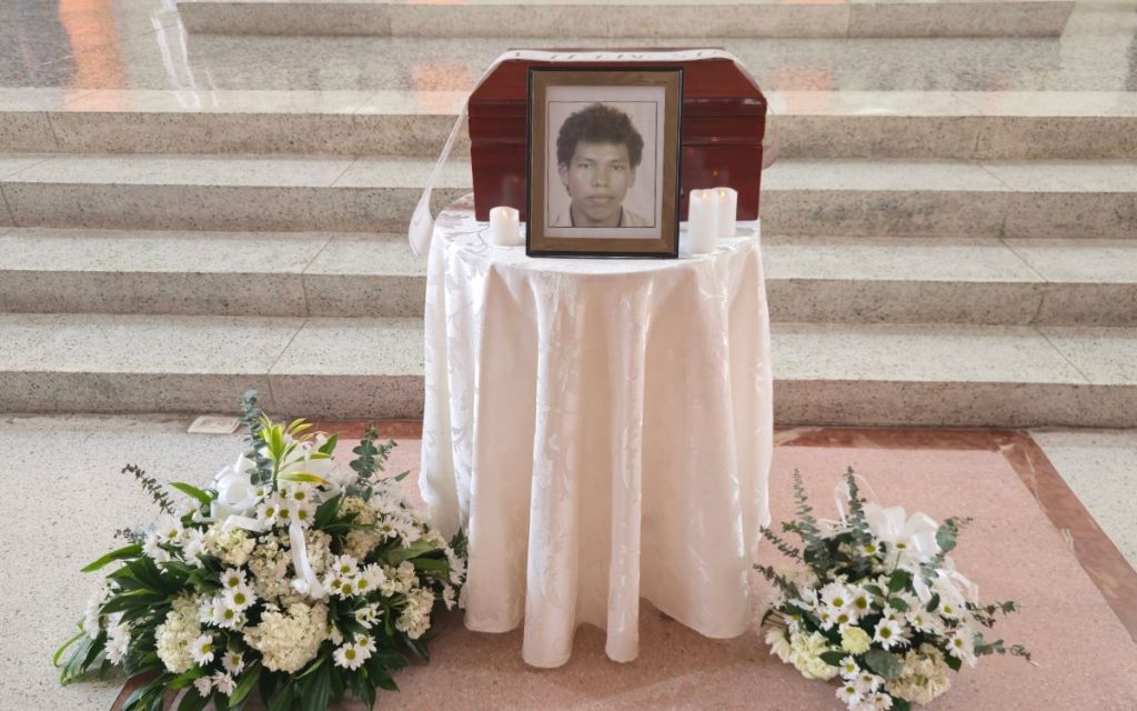 En una tarde cualquiera, frente al televisor, una familia barranqueña reconoció un rostro que creían perdido para siempre. Era Jonis Mejía Romero, cuyo nombre apareció en un comercial de televisión difundido por la Unidad de Búsqueda de Personas dadas por Desaparecidas (UBPD). Aquella imagen, emitida el 17 de octubre de 2024, como parte de la estrategia de Búsqueda Inversa, fue el inicio del reencuentro con una verdad esperada por más de tres décadas.