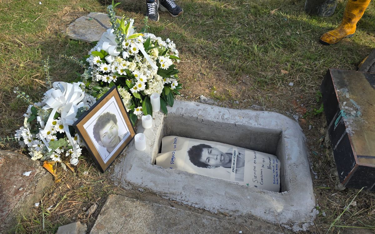 En una tarde cualquiera, frente al televisor, una familia barranqueña reconoció un rostro que creían perdido para siempre. Era Jonis Mejía Romero, cuyo nombre apareció en un comercial de televisión difundido por la Unidad de Búsqueda de Personas dadas por Desaparecidas (UBPD). Aquella imagen, emitida el 17 de octubre de 2024, como parte de la estrategia de Búsqueda Inversa, fue el inicio del reencuentro con una verdad esperada por más de tres décadas.