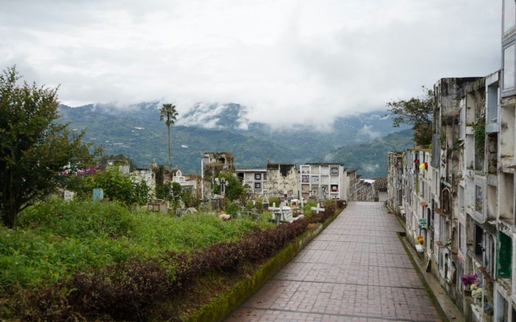 En Garagoa, el cementerio municipal se abre como un balcón hacía las montañas. Estar allí es presenciar cómo el aire frío baja de la cordillera y las nubes se deshacen sobre los cerros de Boyacá. Entre las bóvedas húmedas y las cruces inclinadas, la Unidad de Búsqueda de Personas dadas por Desaparecidas (UBPD) adelantó una acción humanitaria donde fueron recuperados siete cuerpos que podrían corresponder a personas desaparecidas entre 2000 y 2006, periodo en el que se registraron múltiples confrontaciones en el departamento a causa del conflicto armado.