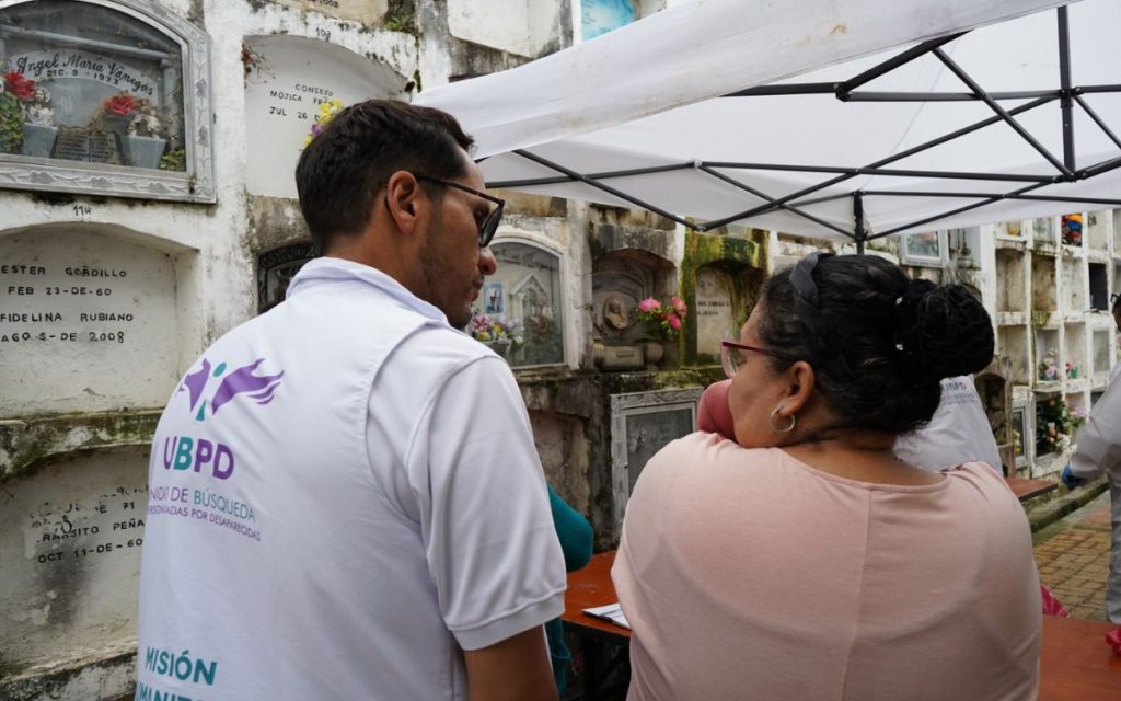En Garagoa, el cementerio municipal se abre como un balcón hacía las montañas. Estar allí es presenciar cómo el aire frío baja de la cordillera y las nubes se deshacen sobre los cerros de Boyacá. Entre las bóvedas húmedas y las cruces inclinadas, la Unidad de Búsqueda de Personas dadas por Desaparecidas (UBPD) adelantó una acción humanitaria donde fueron recuperados siete cuerpos que podrían corresponder a personas desaparecidas entre 2000 y 2006, periodo en el que se registraron múltiples confrontaciones en el departamento a causa del conflicto armado.
