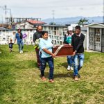 La historia de Luis Alixonder Tobón Ibarra es otra de tantas ausencias que dejaron una pregunta sin respuesta, una silla vacía en la mesa y un silencio que se hizo más pesado con el paso de los años. Una vida interrumpida para cuya familia, después de décadas de incertidumbre, terminó su larga espera, pues pudo recibirlo en condiciones de dignidad gracias a la estrategia de Búsqueda Inversa, implementada por la Unidad de Búsqueda de Personas dadas por Desaparecidas (UBPD), la Jurisdicción Especial para la Paz (JEP) y el Instituto Nacional de Medicina Legal y Ciencias Forenses.